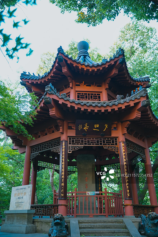 雷峰夕照御碑亭  “西湖十景”之一  浙江杭州雷峰塔图片素材
