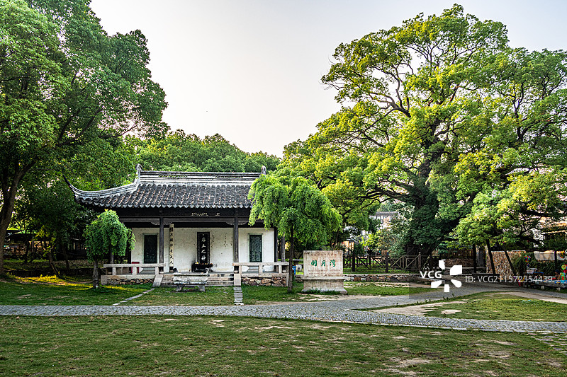 苏州西山明月湾景区古村土地庙和千年古香樟树图片素材