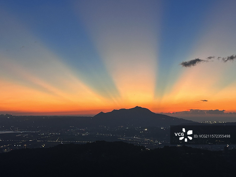 阳明山上的台北市黄昏，多束光图片素材