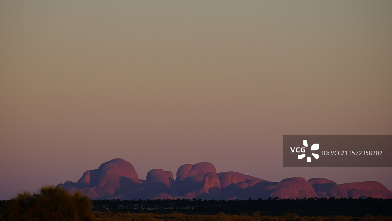 澳洲北领地｜黎明中的卡塔丘塔岩石图片素材