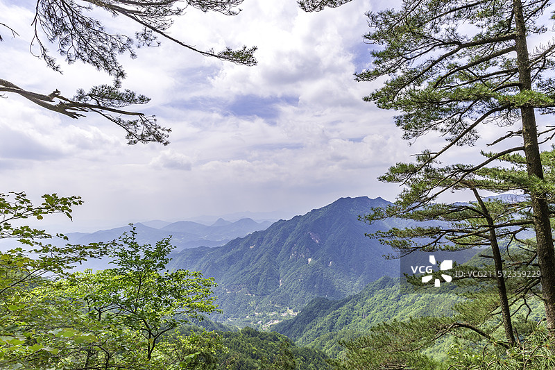 岳西县明堂山青松里的蓝天白云青山图片素材