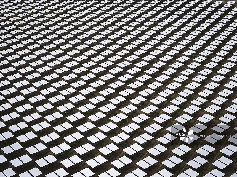 青海共和光热电站反射镜特写图片素材