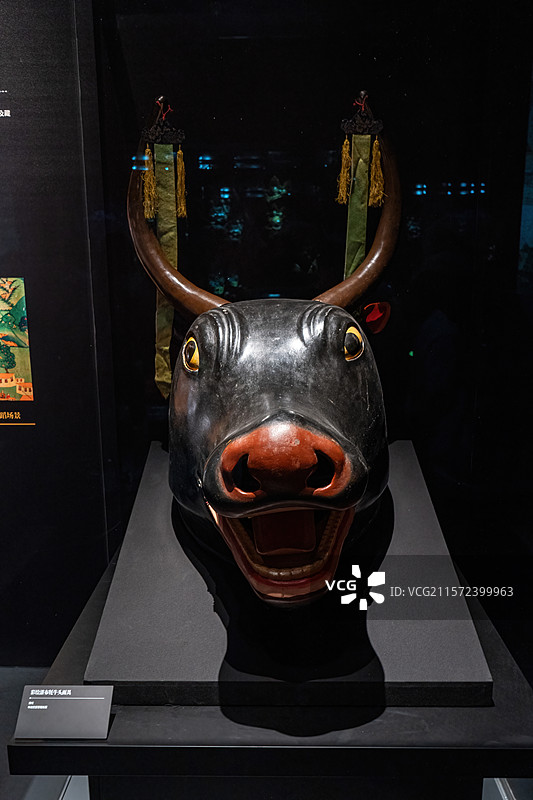 布达拉宫管理处藏彩绘漆布牦牛头面具图片素材