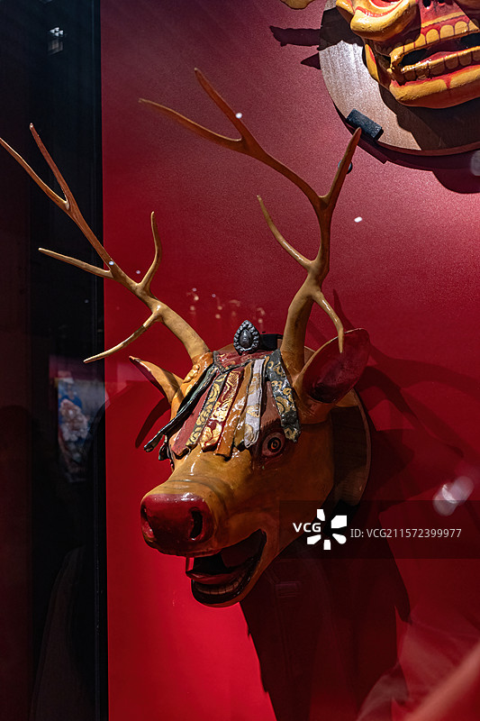 布达拉宫管理处藏彩绘漆布鹿首面具图片素材