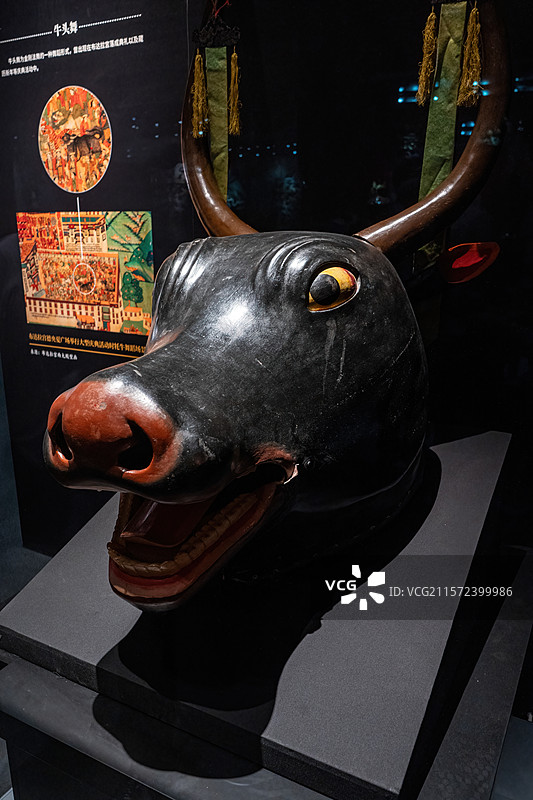 布达拉宫管理处藏彩绘漆布牦牛头面具图片素材