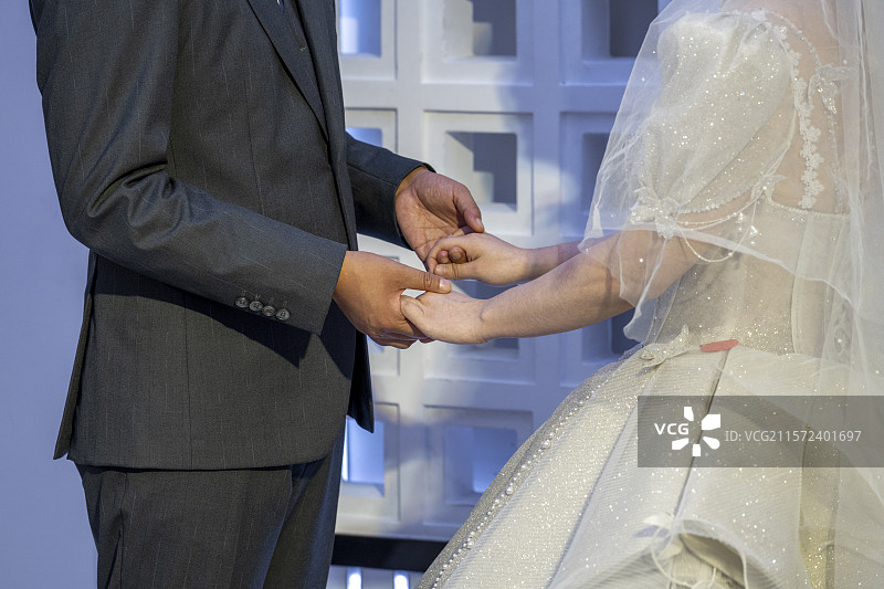结婚新人西装新郎婚纱新娘牵手婚礼庆典仪式图片素材