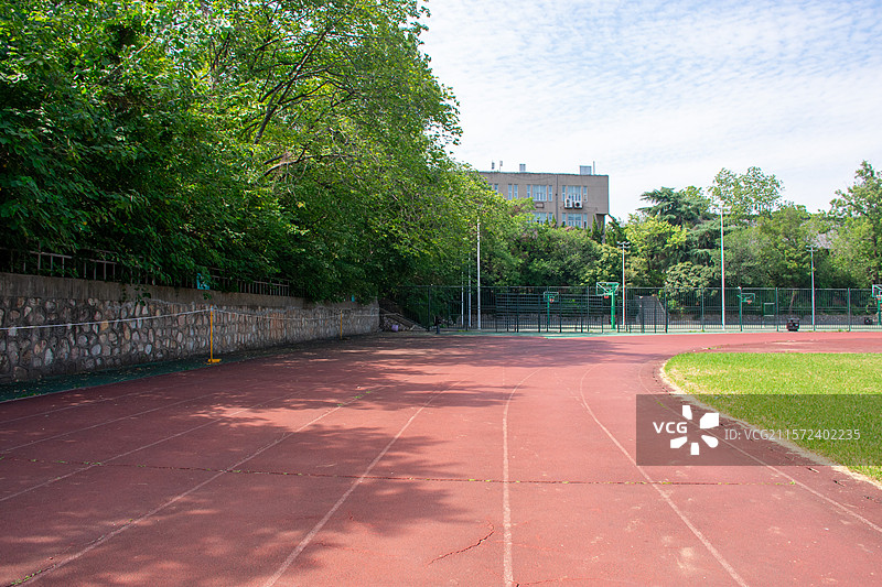 南京的初夏，绿色的树荫和斜坡，和动画里的《言叶之庭》很像图片素材