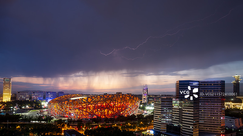 北京奥林匹克公园建筑群城市夜景风光和闪电图片素材