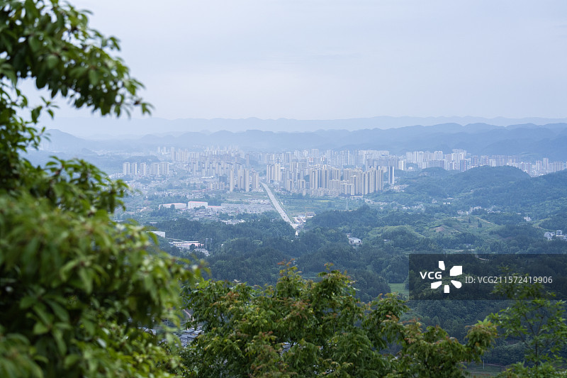 湖北利川金子山下动车驶进城市图片素材