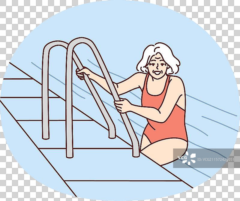 酒店或水疗中心的泳池中的老年女性图片素材