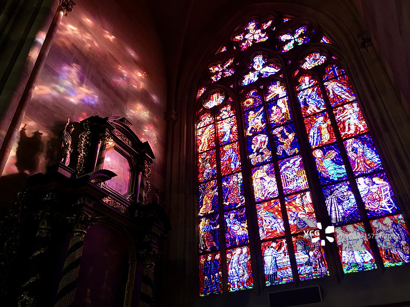 欧洲旅行捷克布拉格圣维特主教堂彩色玻璃图片素材
