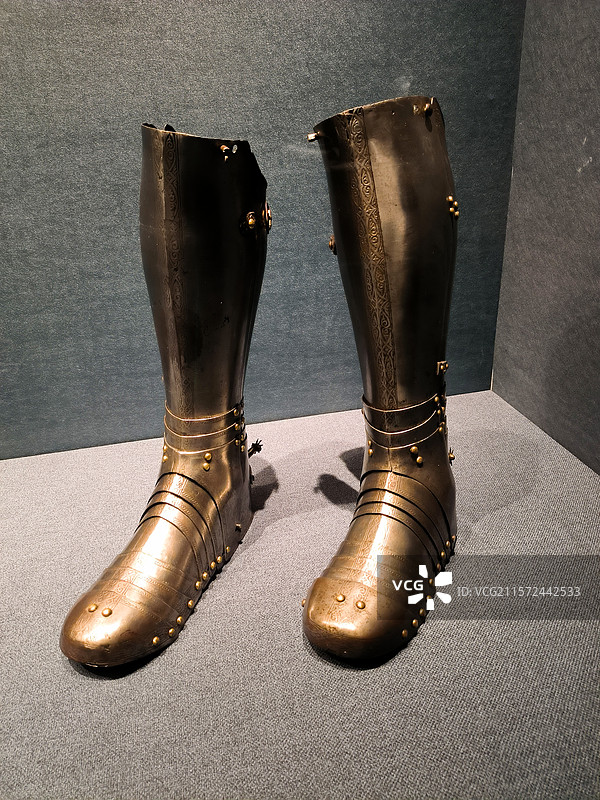 17世纪欧洲骑士的钢铁小腿护甲图片素材