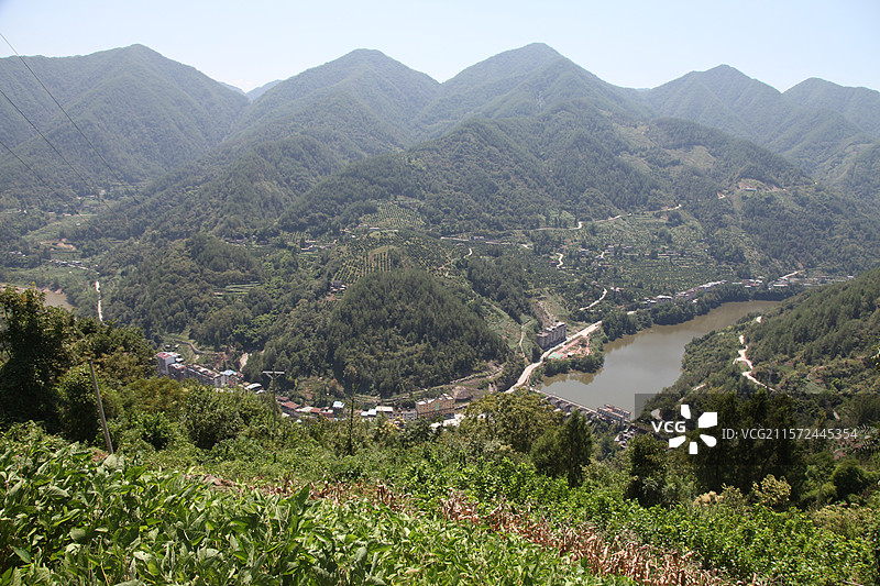 重庆市云阳县的青山绿水生态环保低碳森林覆盖率氧气碳排放农村水电站发电站能源水库蓄水发电站小农水发电机图片素材