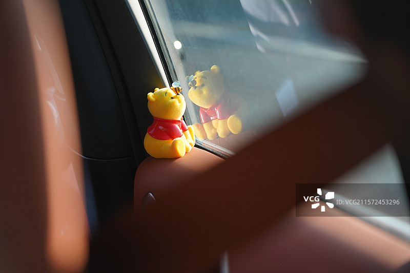 窗边的维尼熊图片素材
