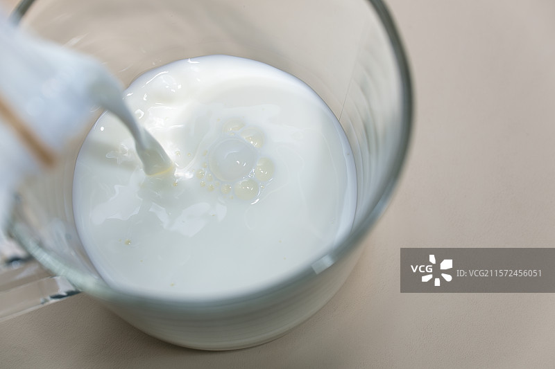 倒入玻璃杯中的牛奶图片素材