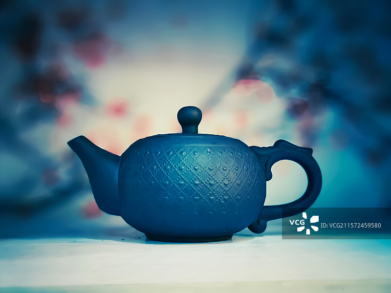 蓝泥陶壶，纹理别致。于光影中，展古朴韵味，诉悠悠陶事。图片素材