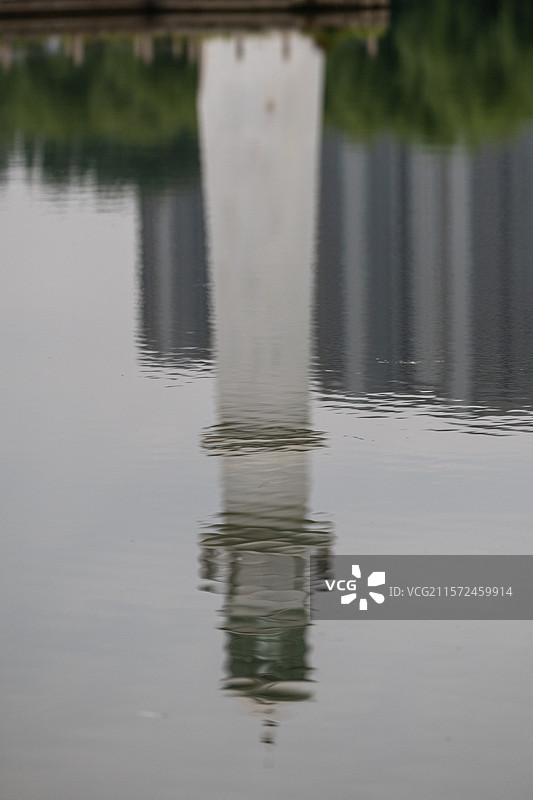 湖中的灯塔倒影图片素材