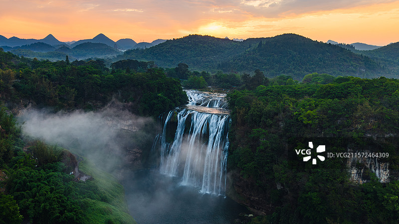 贵州黄果树瀑布日出云雾缭绕图片素材