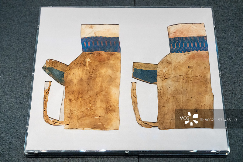 汉晋-尼雅遗址-绢手套-新疆维吾尔自治区博物馆馆藏图片素材
