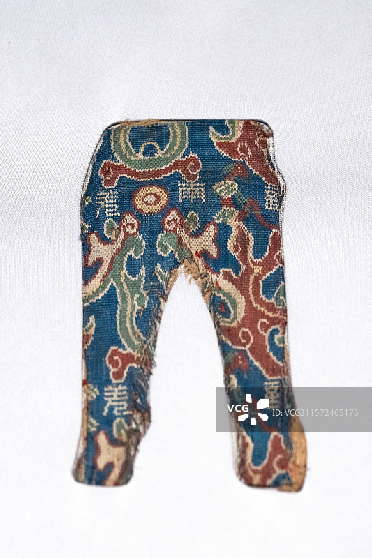 汉代-尼雅遗址-“讨南羌”锦残片-新疆维吾尔自治区博物馆馆藏图片素材