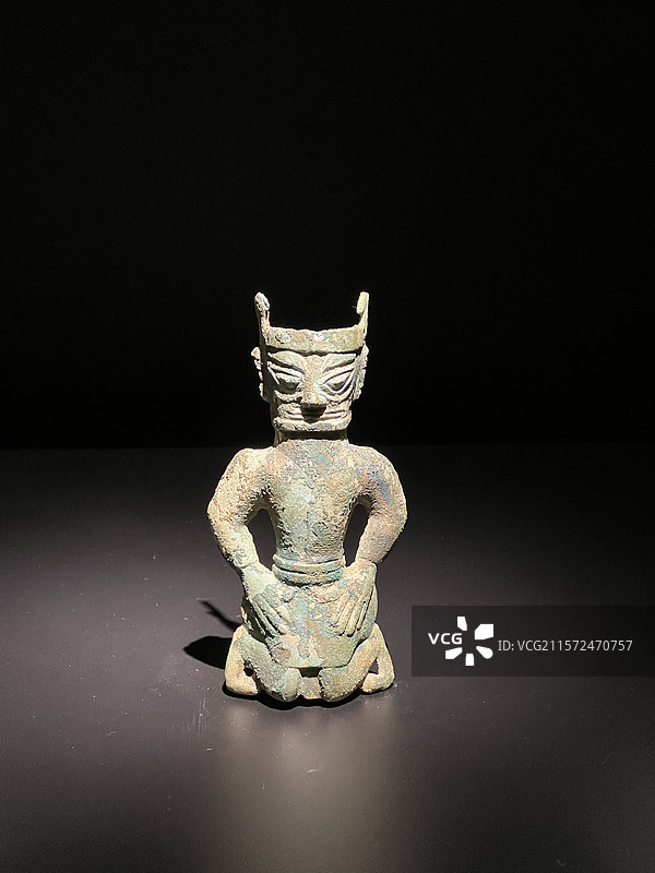 四川三星堆青铜跪姿人像图片素材