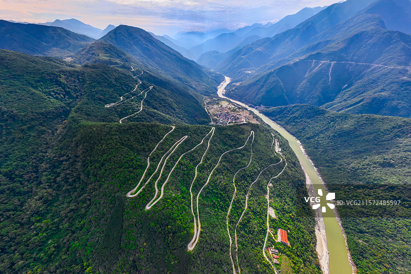 西藏林芝墨脱雅鲁藏布江和盘山公路图片素材