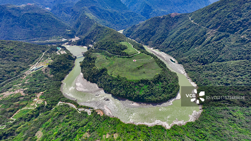西藏林芝墨脱县雅鲁藏布江果果塘大拐弯图片素材