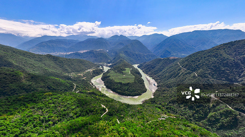西藏林芝墨脱县雅鲁藏布江果果塘大拐弯图片素材