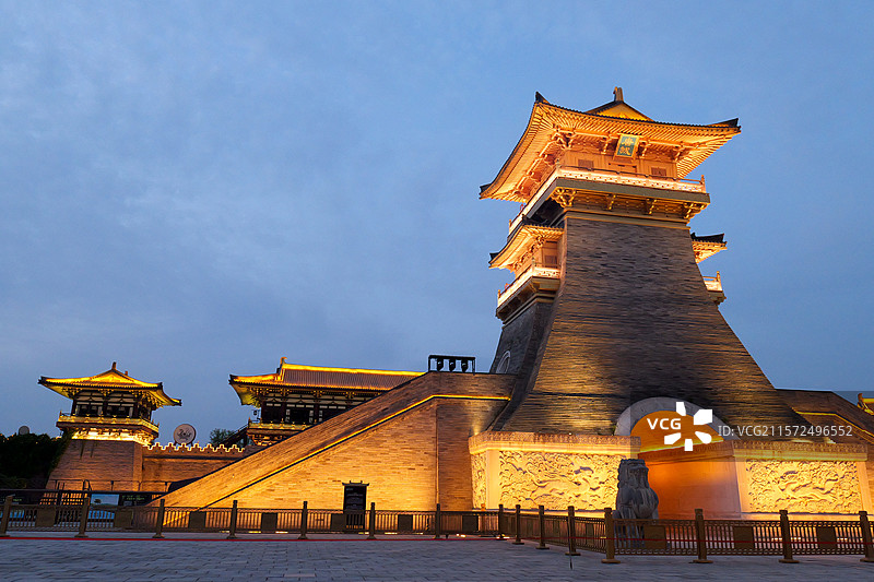湖北襄阳盛世唐朝景区城楼夜景图片素材