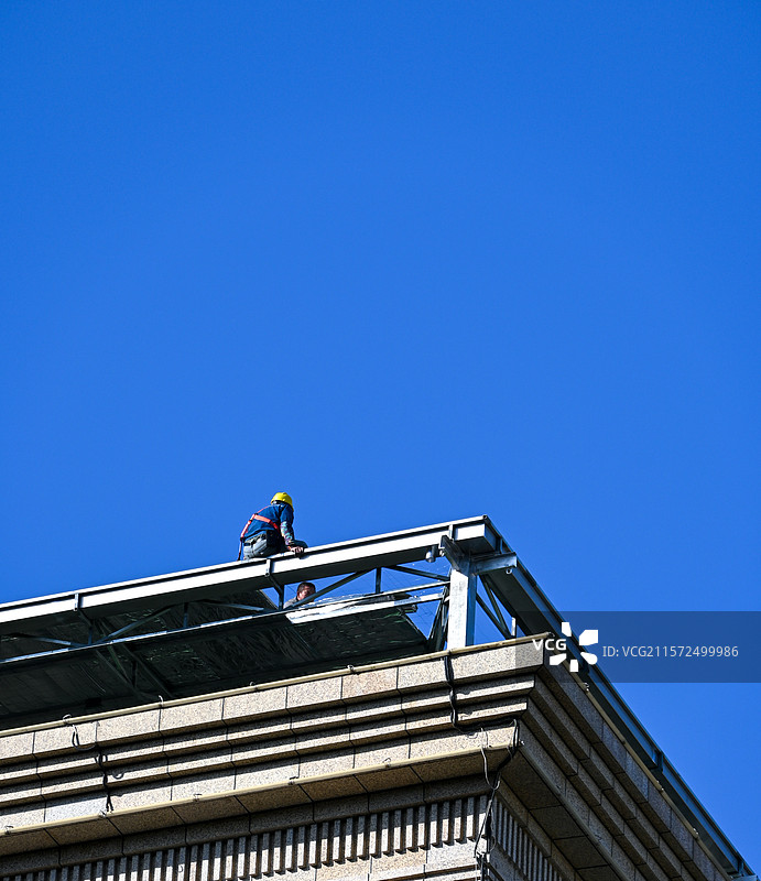 楼顶正在施工的工人图片素材