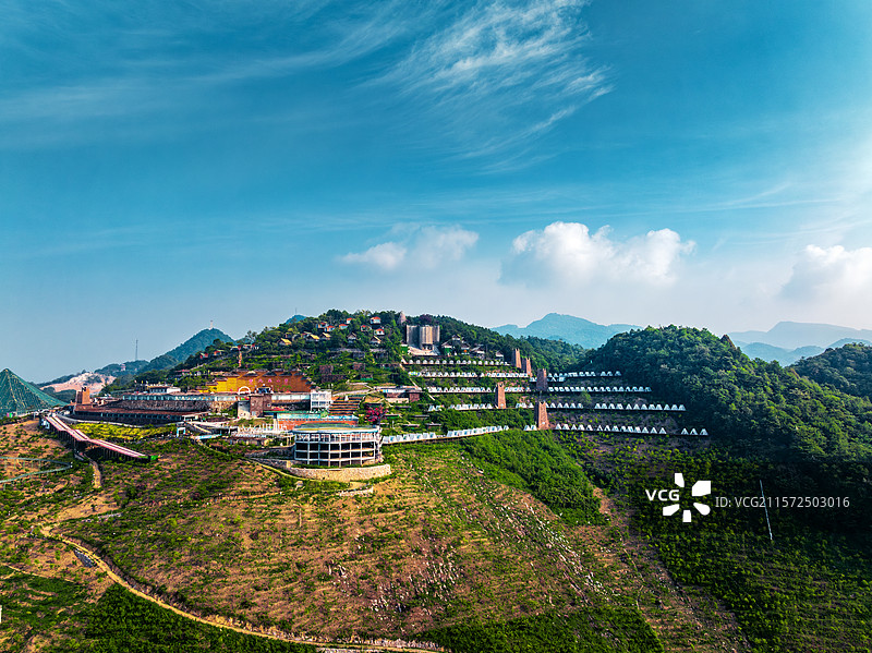 四川绵阳九皇山蓝天白云绿色建筑旅游风光图片素材