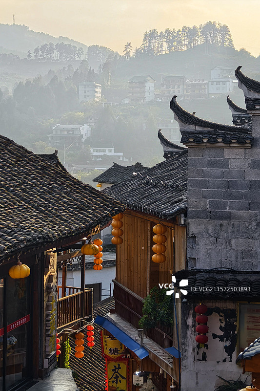 芙蓉镇局部交错的吊脚楼图片素材