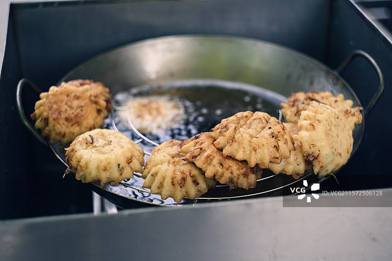 新鲜出炉的油墩子特写镜头图片素材