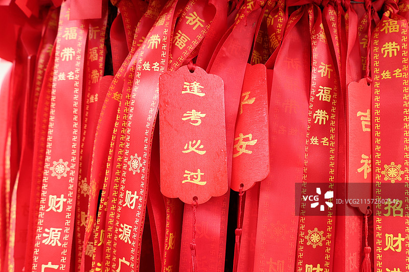 高考主题的红色吉祥物标牌，逢考必过，金榜题名图片素材