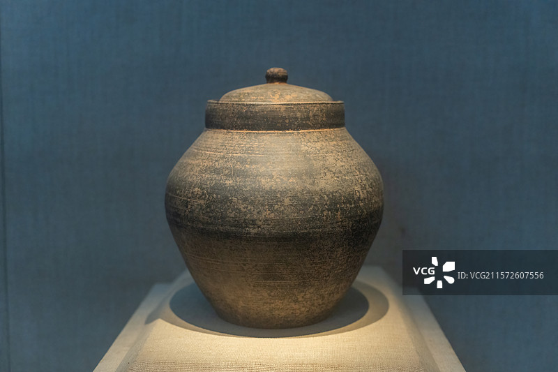 上海青浦出土汉代灰陶泡菜坛图片素材