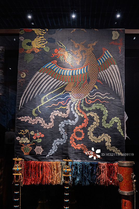 布达拉宫管理处藏深棕地鸾凤纹妆花缎挂耳幡图片素材