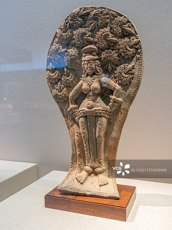 深圳博物馆展示印度巽伽王期公元前1世纪的文物女神像供奉板图片素材