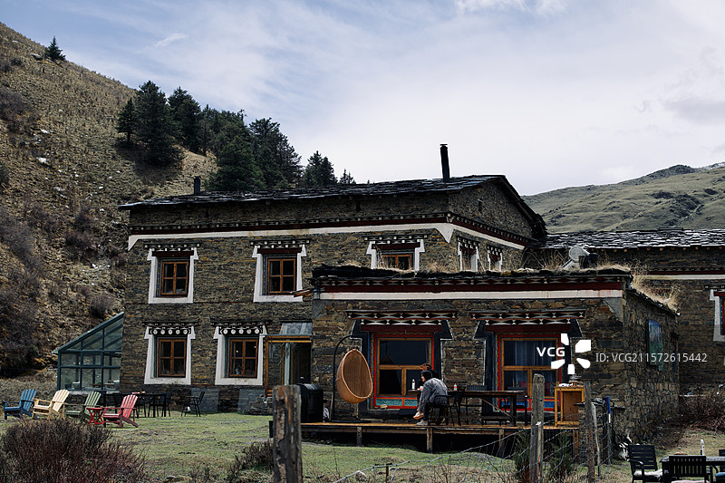 塔公草原的居民房屋图片素材