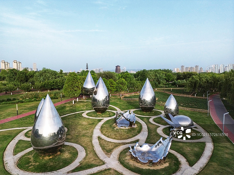 陕西省汉中市汉台区滨江湿地公园幸福园水滴雕塑图片素材