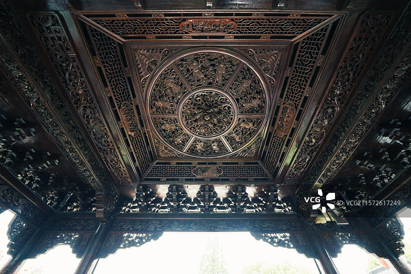江苏扬州 宝应纵棹园藻井木雕图片素材