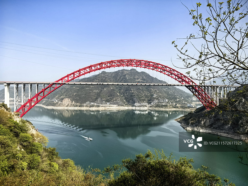 快艇穿行彩虹桥图片素材