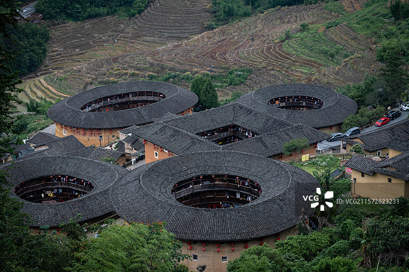 阴雨天的土楼图片素材