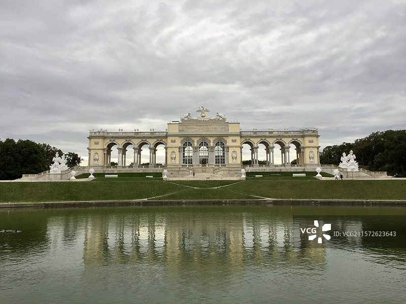 阴天维也纳美泉宫风景图片素材