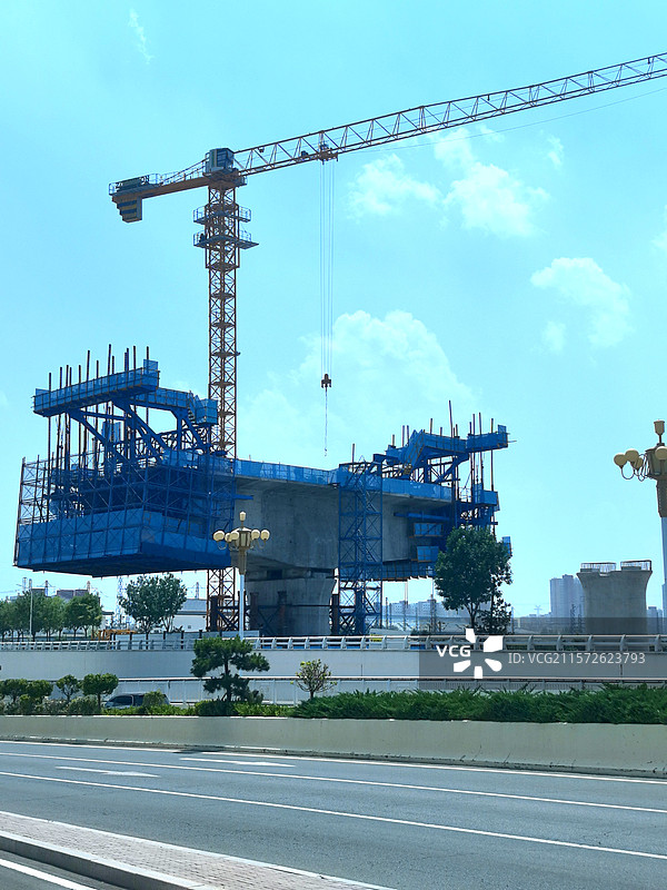 高山亭塔映湖光，怪石林立瀑布响 古树花木清香远，清河蜿蜒莲花塘 鱼群青蛙鸟欢唱，闹中取静醉心房图片素材