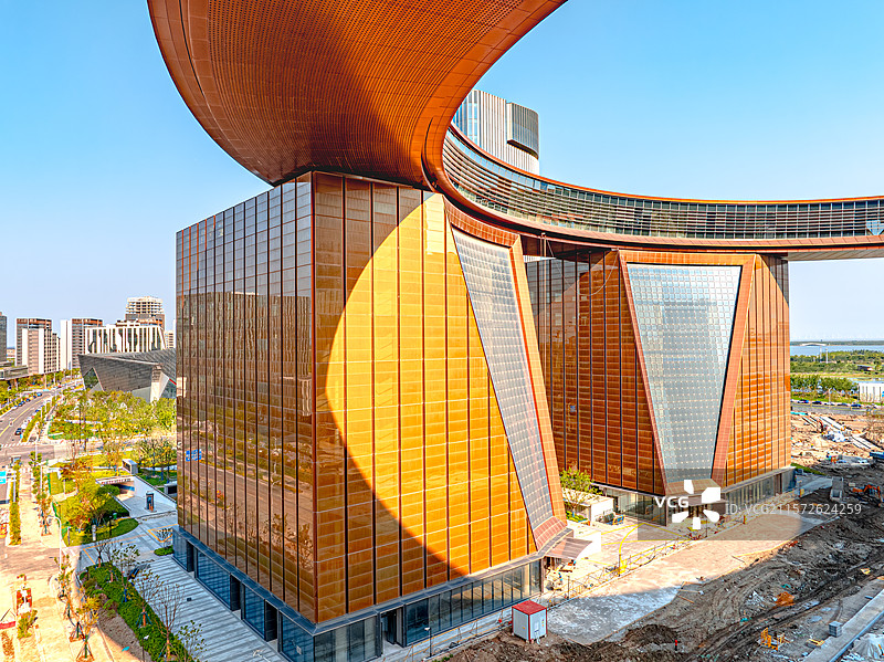 上海临港滴水湖金融湾 荣耀之环 跨境金融中心 临港新城地标建筑 离岸贸易 中国金融开放与创新发展图片素材