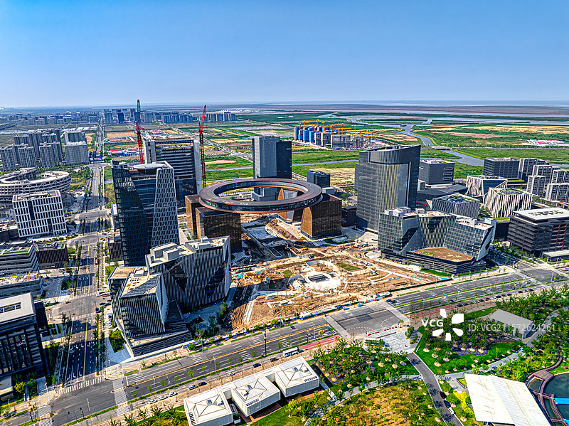上海临港滴水湖金融湾 荣耀之环 跨境金融中心 临港新城地标建筑 离岸贸易 中国金融开放与创新发展图片素材