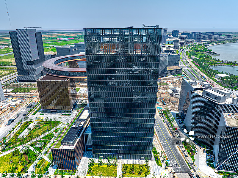 上海临港滴水湖金融湾 荣耀之环 跨境金融中心 临港新城地标建筑 离岸贸易 中国金融开放与创新发展图片素材
