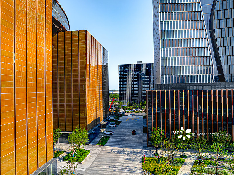 上海临港滴水湖金融湾 荣耀之环 跨境金融中心 临港新城地标建筑 离岸贸易 中国金融开放与创新发展图片素材