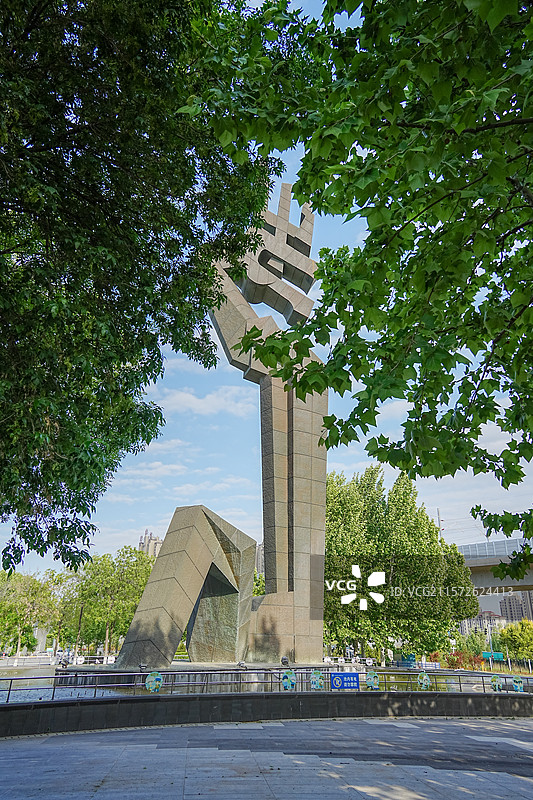 烟台市福山区王懿荣广场上的青龙魂雕塑图片素材
