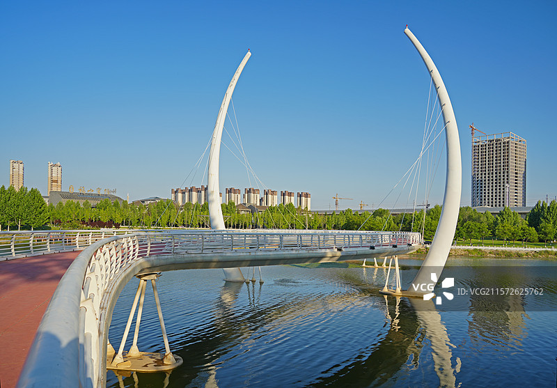 烟台市福山区青龙山内夹河人行(象牙)景观桥近景图片素材